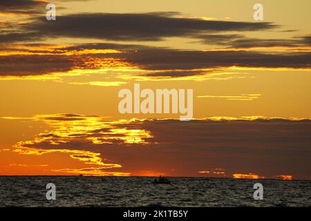 Sonnenuntergang über dem Meer in Zadar - Kroatien Stockfoto