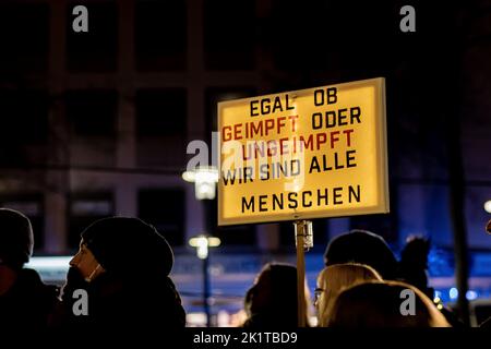 Ein brenntes Schild auf einer Demonstration gegen Corona-Beschränkungen in Bielefeld, Deutschland Stockfoto