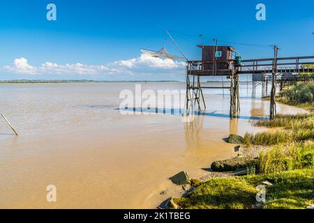 Le Carrelet ist der Name der Fischerhütten auf Stelzen an der Mündung des Flusses Gironde. Lesparre-Médoc, Frankreich Stockfoto