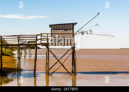 Le Carrelet ist der Name der Fischerhütten auf Stelzen an der Mündung des Flusses Gironde. Lesparre-Médoc, Frankreich Stockfoto