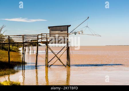 Le Carrelet ist der Name der Fischerhütten auf Stelzen an der Mündung des Flusses Gironde. Lesparre-Médoc, Frankreich Stockfoto