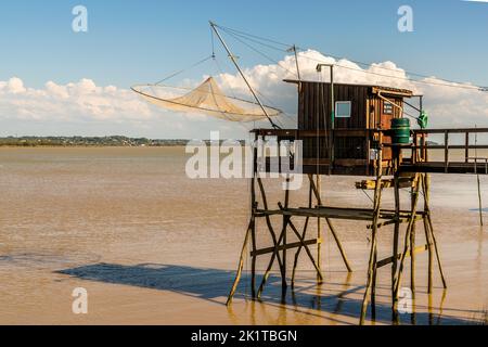 Le Carrelet ist der Name der Fischerhütten auf Stelzen an der Mündung des Flusses Gironde. Lesparre-Médoc, Frankreich Stockfoto