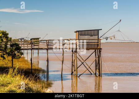 Le Carrelet ist der Name der Fischerhütten auf Stelzen an der Mündung des Flusses Gironde. Lesparre-Médoc, Frankreich Stockfoto