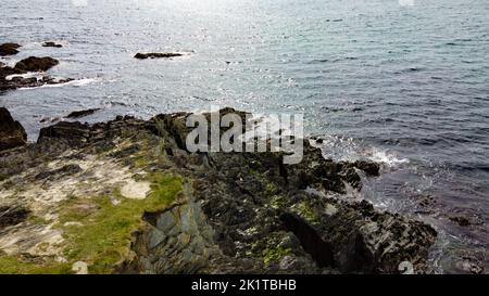 Steinkap der Küste Irlands, Draufsicht. Felsige Küste bei sonnigem Wetter. Natur Nordeuropas. Stockfoto