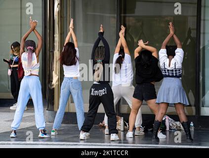 Eine Gruppe von multiethnischen jungen Mädchen, die Hip-Hop auf der Straße tanzen. Crew macht Show an einem städtischen Ort Stockfoto