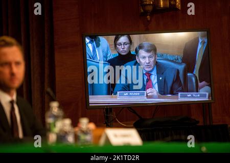 Der US-Senator Mike Rounds (Republikaner von South Dakota) fragt Andrew C. Adams, Direktor der Task Force KleptoCapture, Justizministerium der Vereinigten Staaten, während eines Senatsausschusses für Banken, Wohnungsbau, Und Urban Affairs Hearing, um die Verschärfung der Schrauben gegen Russland zu untersuchen, wobei der Schwerpunkt auf intelligenten Sanktionen, wirtschaftlicher Staatskunst und den nächsten Schritten liegt, am Dienstag, den 20. September 2022 im Dirksen Senate Office Building in Washington, DC. Kredit: Rod Lampey/CNP Stockfoto