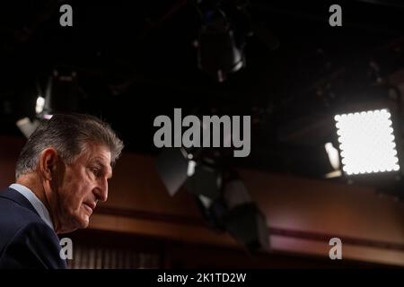 Washington, Vereinigte Staaten. 20. September 2022. Der US-Senator Joe Manchin III. (Demokrat von West Virginia) hält am Dienstag, den 20. September 2022, eine Pressekonferenz im US-Kapitol in Washington, DC, ab. Kredit: Rod Lampey/CNP/dpa/Alamy Live Nachrichten Stockfoto