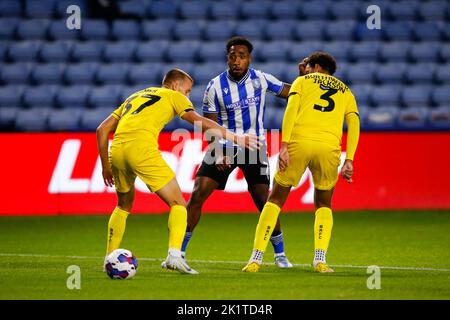 Sheffield, Großbritannien. 20. September 2022. Mallik Wilks #7 of Sheffield Wednesday, Cameron Borthwick-Jackson #3 of Burton Albion und Thomas Hamer #37 of Burton Albion während des Papa John's Trophy-Spiels Sheffield Wednesday gegen Burton Albion in Hillsborough, Sheffield, Großbritannien, 20.. September 2022 (Foto von Ben Early/News Images) in Sheffield, Großbritannien am 9/20/2022. (Foto von Ben Early/News Images/Sipa USA) Quelle: SIPA USA/Alamy Live News Stockfoto