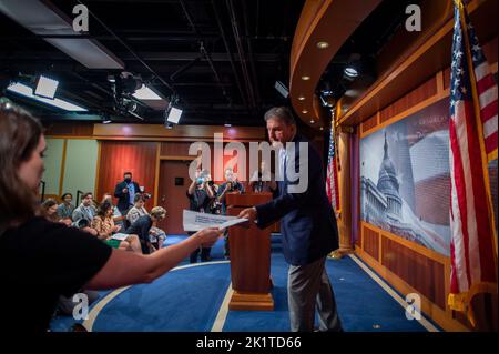 Washington, Vereinigte Staaten. 20. September 2022. Der US-Senator Joe Manchin III. (Demokrat von West Virginia) hält am Dienstag, den 20. September 2022, eine Pressekonferenz im US-Kapitol in Washington, DC, ab. Kredit: Rod Lampey/CNP/dpa/Alamy Live Nachrichten Stockfoto