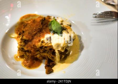 Lasagne auf weißem Teller mit Copyspace Stockfoto