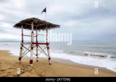 Verlassene Rettungsschwimmer Turm am Strand mit Copyspace Stockfoto