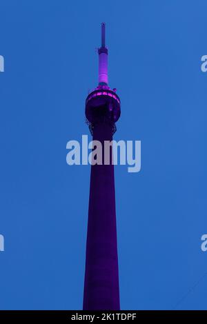 Der größte freistehende Arqiva Tower Großbritanniens wurde in Purple T opay als Hommage an Ihre Majestät Königin Elizabeth beleuchtet. Stockfoto