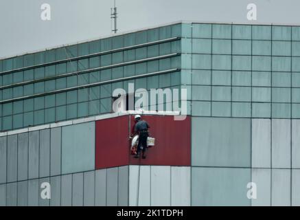 Mumbai, Maharashtra, Indien. 20. September 2022. Ein Arbeiter hängt in einem Hochhaus für eine Bauarbeiten in Mumbai, Indien, am 20. September 2022. (Bild: © Indranil Aditya/ZUMA Press Wire) Stockfoto