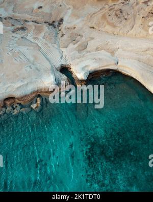 Wunderschöne türkisfarbene Bucht aus der Luft. Stockfoto