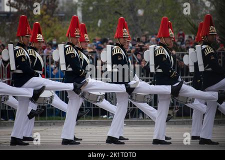 Santiago, Metropolitana, Chile. 19. September 2022. Mitglieder der Militärschule marschieren während der traditionellen Militärparade im Rahmen der Feierlichkeiten zum Unabhängigkeitstag am 19. September 2022 in Santiago, Chile. (Bild: © Matias Basualdo/ZUMA Press Wire) Stockfoto