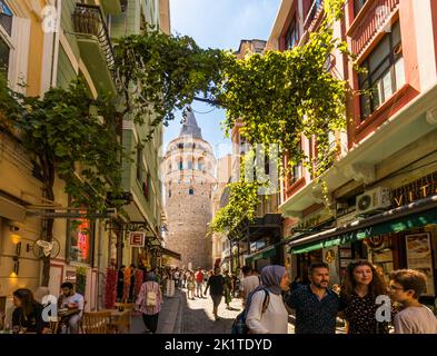 Ein schöner Blick auf die Straße mit Blick auf den Galata-Turm im alten Istanbul, Türkei. Stockfoto