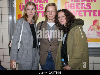 Luise Hauschild, Sandra Hüller und Annika Pinske bei der Leipzig-Premiere: ALLE REDEN ÜBER WETTER im Rahmen der Reihe: „Junges Deutsches Kino“ in d Stockfoto