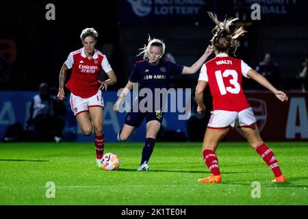 London, Großbritannien. 20. September 2022. Lina Hurtig (17 Arsenal) und Nadine Noordam (10 Ajax) im Einsatz während des UEFA Womens Champions League Round 2-Spiels zwischen Arsenal und Ajax im Meadow Park in London, England. (Liam Asman/SPP) Quelle: SPP Sport Press Photo. /Alamy Live News Stockfoto