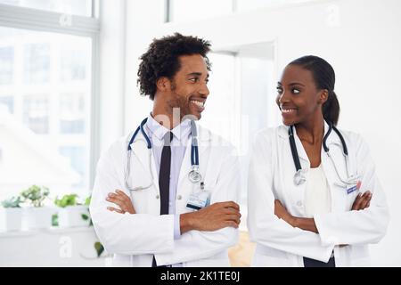 Sie sind ein großartiges medizinisches Team. Zwei Ärzte schauen sich gegenseitig an. Stockfoto