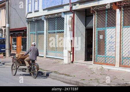 Sakarya, Türkei - August 2018 Sakarya Straßenszenen Leben in Sakarya. Der Mann, der mit seinem Fahrrad die Straße überquert. 3 Radfahrrad. Stockfoto