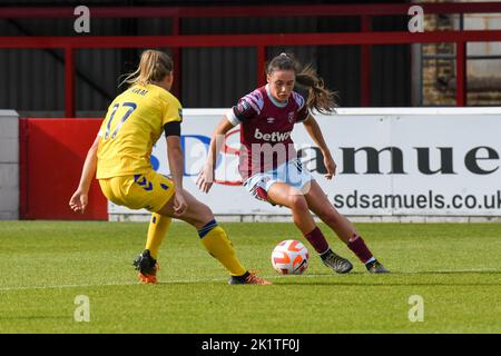 Dagenham, Großbritannien. 18. September 2022. Dagenham, England, 18. 2022. September: Jess Ziu (16 West Ham United) und Lucy Graham (17 Everton) in Aktion während des Barclays FA Womens Super Leage Spiels zwischen West Ham United und Everton an der Victoria Road in Dagenham, England. (Dylan Clinton/SPP) Quelle: SPP Sport Press Photo. /Alamy Live News Stockfoto