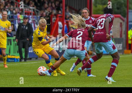 Dagenham, Großbritannien. 18. September 2022. Dagenham, England, 18. 2022. September: Aggie Beever-Jones (15 Everton) und Kirsty Smith (2 West Ham United) in Aktion während des Barclays FA Womens Super Leage-Spiels zwischen West Ham United und Everton an der Victoria Road in Dagenham, England. (Dylan Clinton/SPP) Quelle: SPP Sport Press Photo. /Alamy Live News Stockfoto