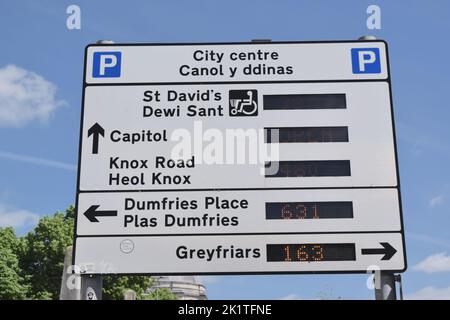 Stadtschild in Cardiff Wales in englischer und walisischer Sprache. Stockfoto