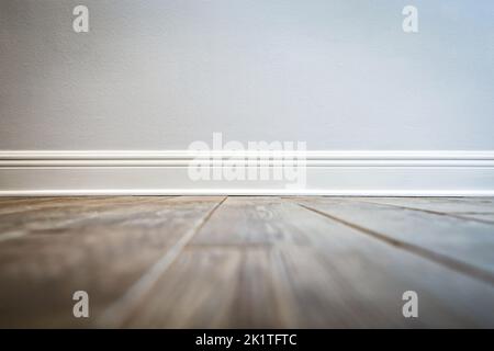 Holz-Optik Porzellanfliesen in Planken auf einem Küchenboden in einem kürzlich renovierten Haus Stockfoto