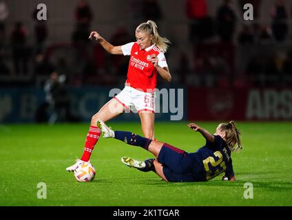 Leah Williamson von Arsenal wird von Victoria Pelova von Ajax während des ersten Beinkampfs der UEFA Women's Champions League in der zweiten Runde im LV Bet Stadium Meadow Park, London, angegangen. Bilddatum: Dienstag, 20. September 2022. Stockfoto