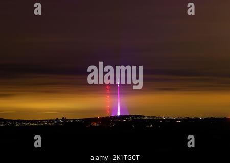 Der größte freistehende Arqiva Tower Großbritanniens wurde in Purple T opay als Hommage an Ihre Majestät Königin Elizabeth beleuchtet. Stockfoto