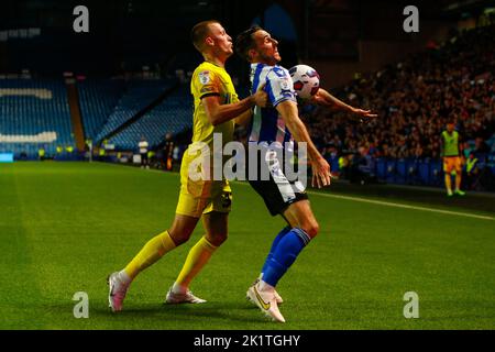 Sheffield, Großbritannien. 20. September 2022. Lee Gregory #9 von Sheffield Wednesday und Thomas Hamer #37 von Burton Albion während des Papa John's Trophy-Spiels Sheffield Wednesday gegen Burton Albion in Hillsborough, Sheffield, Großbritannien, 20.. September 2022 (Foto von Ben Early/News Images) in Sheffield, Vereinigtes Königreich am 9/20/2022. (Foto von Ben Early/News Images/Sipa USA) Quelle: SIPA USA/Alamy Live News Stockfoto