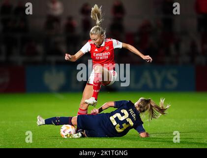 Leah Williamson von Arsenal wird von Victoria Pelova von Ajax während des ersten Beinkampfs der UEFA Women's Champions League in der zweiten Runde im LV Bet Stadium Meadow Park, London, angegangen. Bilddatum: Dienstag, 20. September 2022. Stockfoto