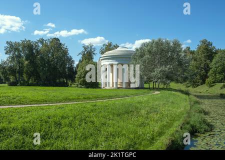 Pavillon Tempel der Freundschaft am Ufer des Flusses Slavjanka. Pawlowsk. Stockfoto