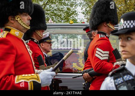 Windsor, Großbritannien. 19.. September 2022. Grenadier Guards und andere Militärangehörige begleiten den Sarg von Königin Elizabeth II., der mit der Kaiserkrone im State Hearse auf dem Long Walk im Windsor Great Park liegt, während einer Prozession vom Shaw Farm Gate zur St. George's Chapel für den Einbindungsservice. Königin Elizabeth II., die dienstälteste Monarchin Großbritanniens, starb am 8.. September 2022 in Balmoral im Alter von 96 Jahren nach einer Regierungszeit von 70 Jahren. Kredit: Mark Kerrison/Alamy Live Nachrichten Stockfoto