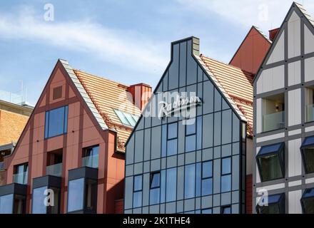 DANZIG, POLEN - 30. JULI 2022: Radisson Hotelgebäude am Stara Motlawa Flussufer im Zentrum von Danzig, Polen Stockfoto