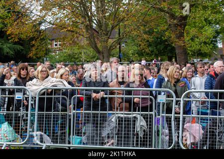 Windsor, Großbritannien. 19.. September 2022. Trauernde beobachten das Begräbnis von Königin Elizabeth II. Auf einer großen Leinwand entlang des langen Spaziergangs im Windsor Great Park vor der Prozession des Sarges von Königin Elizabeth II. Im State Hearse zur St. George's Chapel für den Einbindungsservice. Königin Elizabeth II., die dienstälteste Monarchin Großbritanniens, starb am 8.. September 2022 in Balmoral im Alter von 96 Jahren nach einer Regierungszeit von 70 Jahren. Kredit: Mark Kerrison/Alamy Live Nachrichten Stockfoto