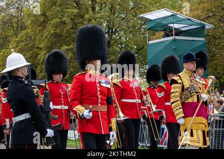 Windsor, Großbritannien. 19.. September 2022. Die Grenadier Guards-Band führt den langen Spaziergang im Windsor Great Park entlang, während der Prozession des Sarges von Königin Elizabeth II. Im State Hearse zur St. George's Chapel für den Einbindungsservice. Königin Elizabeth II., die dienstälteste Monarchin Großbritanniens, starb am 8.. September 2022 in Balmoral im Alter von 96 Jahren nach einer Regierungszeit von 70 Jahren. Kredit: Mark Kerrison/Alamy Live Nachrichten Stockfoto