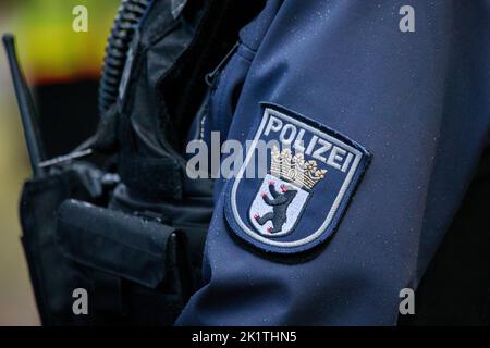 Berlin/Deutschland - 18. September 2022: Die Polizei Berlin hat eine Jacke eines Polizisten aufgesetzt. Stockfoto