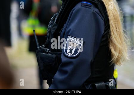 Berlin/Deutschland - 18. September 2022: Die Polizei Berlin hat eine Jacke eines Polizisten aufgesetzt. Stockfoto