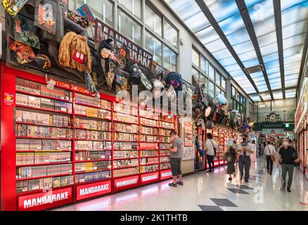 tokio, japan - 06 2022. august: Regale voller gebrauchter Comicbücher im Korridor der Nakano Broadway Shopping Mall, die für ihre vielen Mand Stockfoto