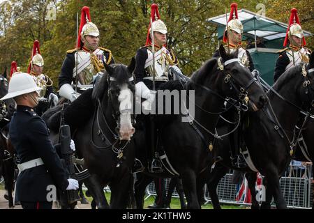 Windsor, Großbritannien. 19.. September 2022. Eine berittene Division des Sovereign's Escort geht auf dem langen Spaziergang im Windsor Great Park, hinter der Prozession des Sarges von Königin Elizabeth II. Im State Hearse zur St. George's Chapel für den Einbindungsservice, weiter. Königin Elizabeth II., die dienstälteste Monarchin Großbritanniens, starb am 8.. September 2022 in Balmoral im Alter von 96 Jahren nach einer Regierungszeit von 70 Jahren. Kredit: Mark Kerrison/Alamy Live Nachrichten Stockfoto