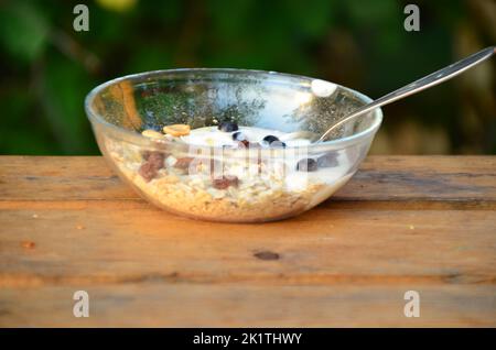 Frühstück mit Müsli, acai-Beere Smoothie, Früchte auf weißem Hintergrund. Gesundes Lebensmittelkonzept. Flach liegend, Draufsicht, Nahaufnahme Stockfoto