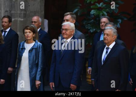 Mexiko-Stadt, Mexiko. 20. September 2022. 20. September 2022, Mexiko-Stadt, Mexiko: Der Präsident der Bundesrepublik Deutschland, Frank-Walter Steinmeier, begleitet von seiner Frau Elke Büdenbender, bei der Begrüßungszeremonie vor dem bilateralen Treffen im Rahmen des Arbeitsbesuchs von Frank-Walter Steinmeier in Mexiko im Nationalpalast am 20. September 2022 in Mexiko-Stadt, Mexiko. (Foto: Carlos Tischler/ Eyepix Group/Sipa USA) Quelle: SIPA USA/Alamy Live News Stockfoto