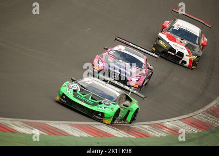 British GT drei Auto Schlacht bei Brands Hatch 2022 Stockfoto