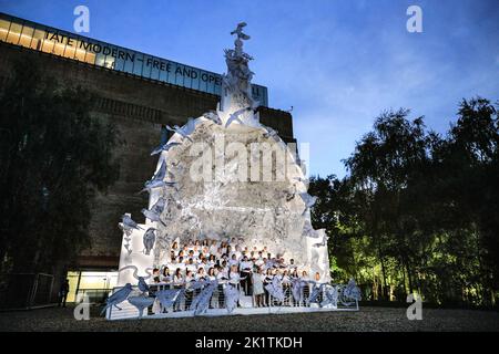 London, Großbritannien, 20.. September 2022. „Come Home Again“, eine großformatige, beleuchtete Skulptur des Künstlers Es Devlin, die von Cartier in Auftrag gegeben wurde und die 243 bedrohten Arten Londons hervorhebt, Wird vor der offiziellen Eröffnung am 22. September in der Tate Modern Garden beleuchtet.das Werk ist eine Replik der Kuppel der St. Paul's Cathedral im Maßstab 1:1/3, gefüllt mit Devlins Zeichnungen der 243 Arten.Sonnenuntergänge werden von wechselnden Chören für Chorevensong begleitet. Kredit: Imageplotter Stockfoto