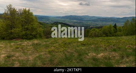 Blick von der Wiese unten am Gipfel des Filipka-Hügels im Frühling Slezske Beskydy Mountains in Tschechien Stockfoto