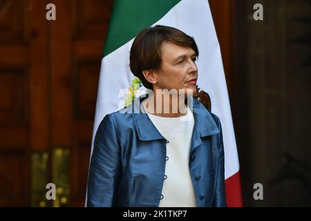 Mexiko-Stadt, Mexiko. 20. September 2022. 20. September 2022, Mexiko-Stadt, Mexiko: Elke Büdenbender Ehefrau des Bundespräsidenten bei der Begrüßungszeremonie vor dem bilateralen Treffen zwischen Deutschland und Mexiko im Rahmen des Arbeitsbesuchs von Frank-Walter Steinmeier in Mexiko im Nationalpalast am 20. September 2022 in Mexiko-Stadt, Mexiko. (Foto: Carlos Tischler/ Eyepix Group/Sipa USA) Quelle: SIPA USA/Alamy Live News Stockfoto