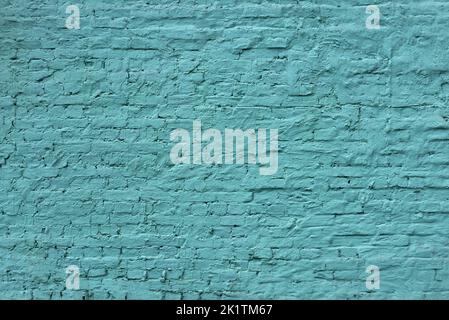 Alte hellblaue Ziegelwand mit einer dicken Schicht Farbe Stockfoto