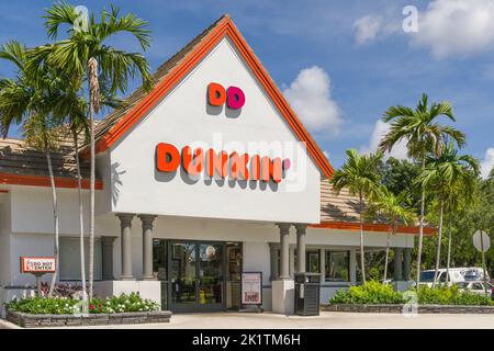 DAVIE, FL, USA - 1. JULI 2022: Außenansicht des Dunkin' Donuts Restaurants und Markenlogo. Stockfoto