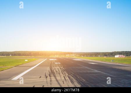 Leere freie Start- und Landebahn am Flughafen, startbereit, Landeflugzeug Stockfoto